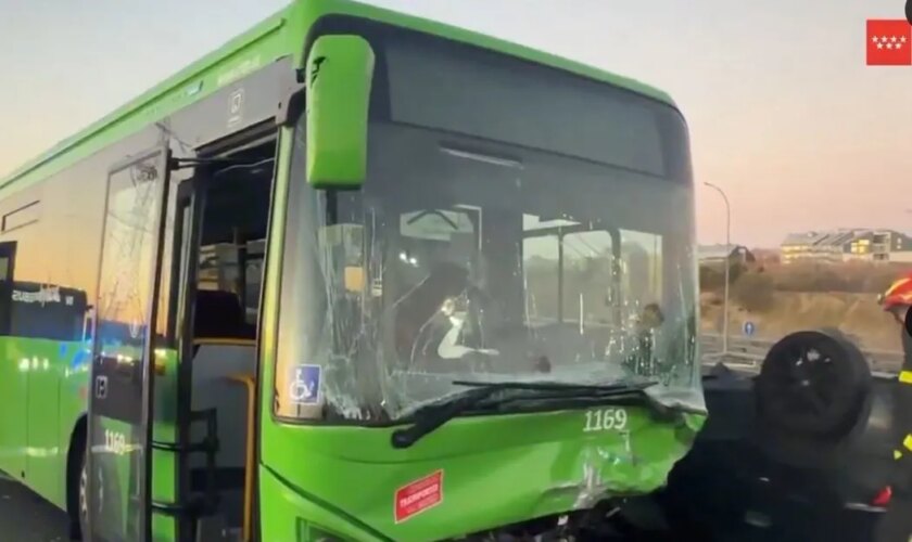 Una kamikaze causa 10 heridos al colisionar contra un autobús interurbano en la A-1 en Madrid: la conductora infractora está muy grave