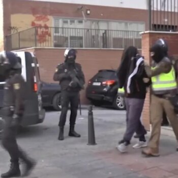 Una multitud ataca con piedras y una tetera "de grandes dimensiones" a agentes de la Policía en Ceuta