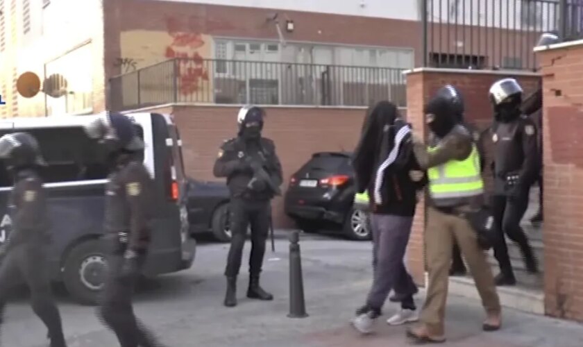 Una multitud ataca con piedras y una tetera "de grandes dimensiones" a agentes de la Policía en Ceuta