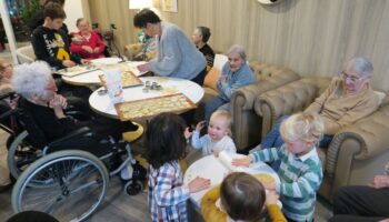 Une crèche dans un Ehpad : dans l’Oise, seniors et tout-petits se donnent mutuellement le sourire