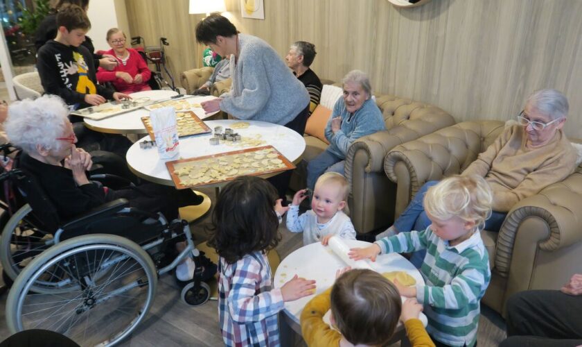 Une crèche dans un Ehpad : dans l’Oise, seniors et tout-petits se donnent mutuellement le sourire