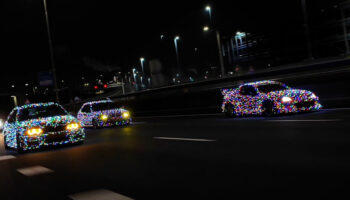 VIDÉO. Pour Noël, des automobilistes décorent leurs voitures avec des guirlandes lumineuses