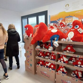 Val-d’Oise : malgré des prix bradés, la mascotte des Jeux n’est plus la star à la vente usine des doudous