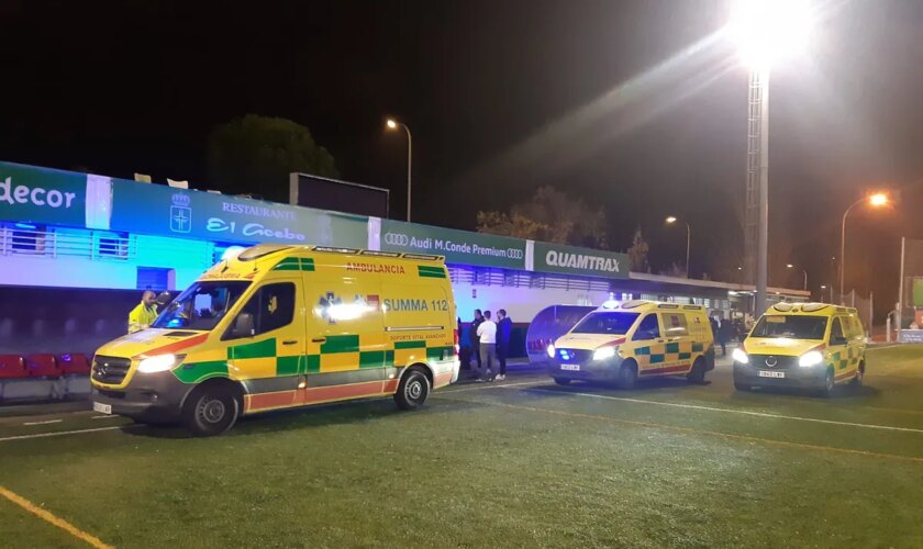 Varios entrenadores de fútbol salvan la vida a un compañero tras sufrir un infarto en un campo de fútbol de Alcorcón