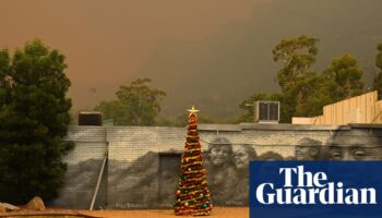 Victoria bushfires: residents in Grampians fire zone given two hours to return home to collect Christmas gifts