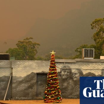 Victoria bushfires: residents in Grampians fire zone given two hours to return home to collect Christmas gifts