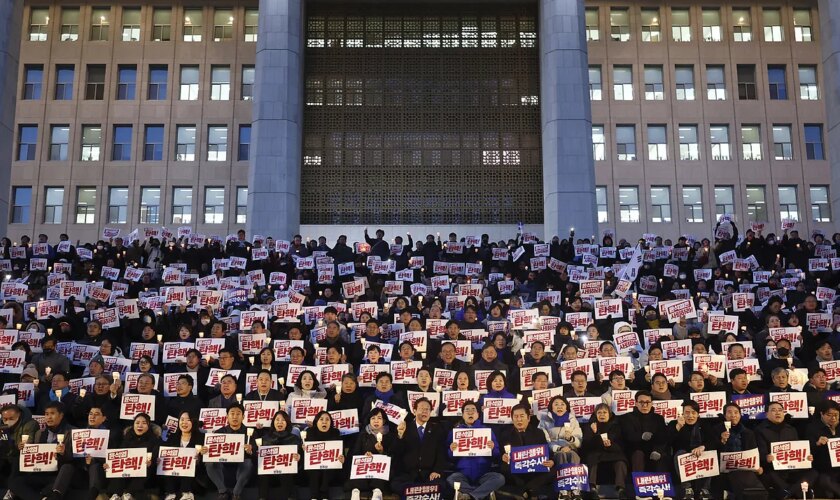 Vigilia nocturna para salvar la democracia de Corea del Sur tras la moción de censura contra el presidente de la ley mordaza