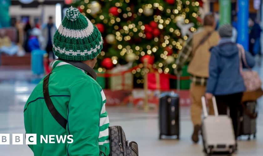 Weather and airport delays disrupt Americans' Christmas travel