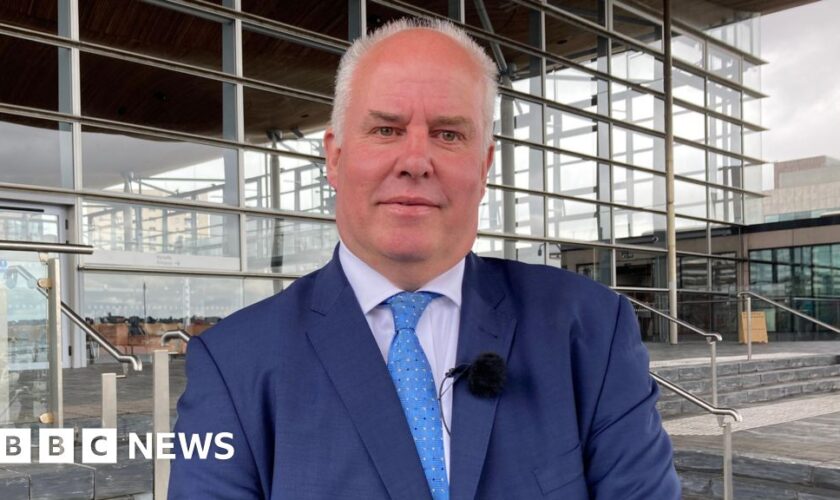 Welsh Tory leader Andrew RT Davies resigns