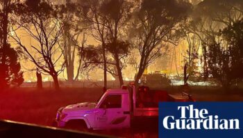 Western Sydney swelters in extreme heatwave as 300 Victorian firefighters battle bushfires