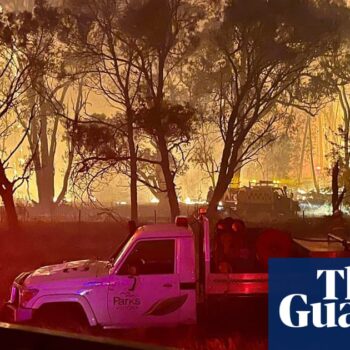 Western Sydney swelters in extreme heatwave as 300 Victorian firefighters battle bushfires