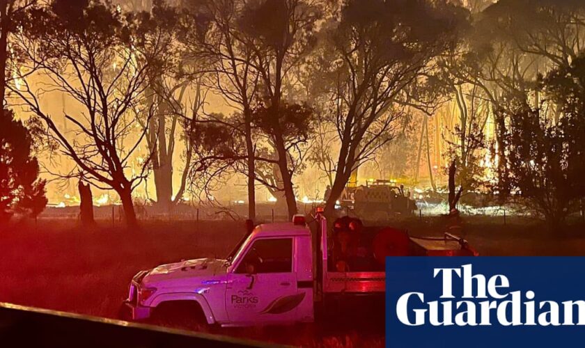 Western Sydney swelters in extreme heatwave as 300 Victorian firefighters battle bushfires