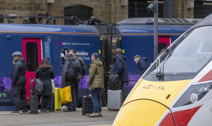 À 7 ans, ce petit garçon a visité toutes les villes anglaises en train, en un an seulement