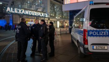 Innerhalb der Verbotszonen - etwa am Alexanderplatz - blieb es laut Polizei zunächst ruhig. (Foto aktuell) Foto: Soeren Stache/d