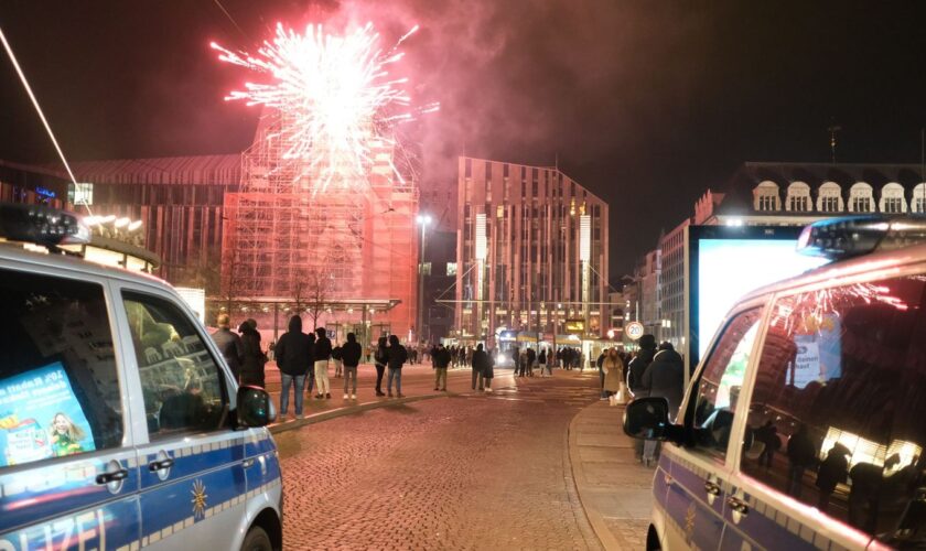 Beschuss mit Pyrotechnik: Jugendliche bewerfen sich in Leipzig mit Böllern