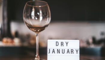 Vous voulez faire le Dry January en 2025 ? Voici les conseils d'une addictologue pour y arriver