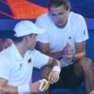 Alexander Zverev konnte wegen einer Verletzung beim Viertelfinale des United Cups nur zuschauen. Foto: Trevor Collens/AP/dpa