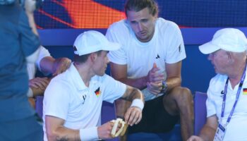 Alexander Zverev konnte wegen einer Verletzung beim Viertelfinale des United Cups nur zuschauen. Foto: Trevor Collens/AP/dpa