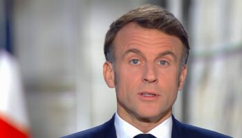 Vœux de Macron : à gauche, invitations à la démission et rappel de la réforme des retraites, à droite réactions prudentes