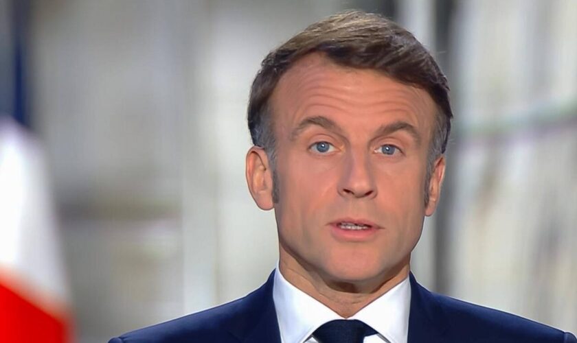 Vœux de Macron : à gauche, invitations à la démission et rappel de la réforme des retraites, à droite réactions prudentes