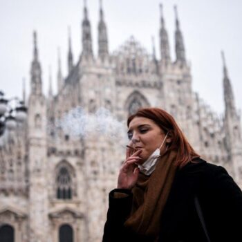 Milan interdit la cigarette dehors, une première en Italie