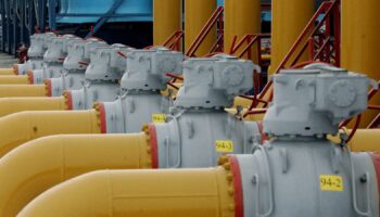 FILE PHOTO: A gas worker walks between pipes in a compressor and distribution station of the Urengoy-Pomary-Uzhgorod gas pipeline, some 30 km (19 miles) from the south western Russian city of Kursk January 4, 2006. REUTERS/Sergei Karpukhin//File Photo