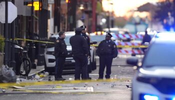 Einsatzkräfte am Tatort in New Orleans, wo ein Auto in eine Menschenmasse in der Bourbon Street raste