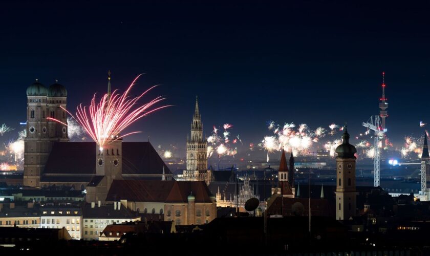 Feuerwerksraketen erleuchten in der Silvesternacht den Himmel über der Münchner Innenstadt. Foto: Sven Hoppe/dpa