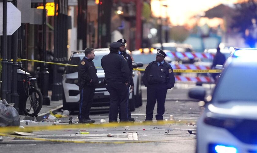 Einsatzkräfte am Tatort in New Orleans, wo ein Auto in eine Menschenmasse in der Bourbon Street raste