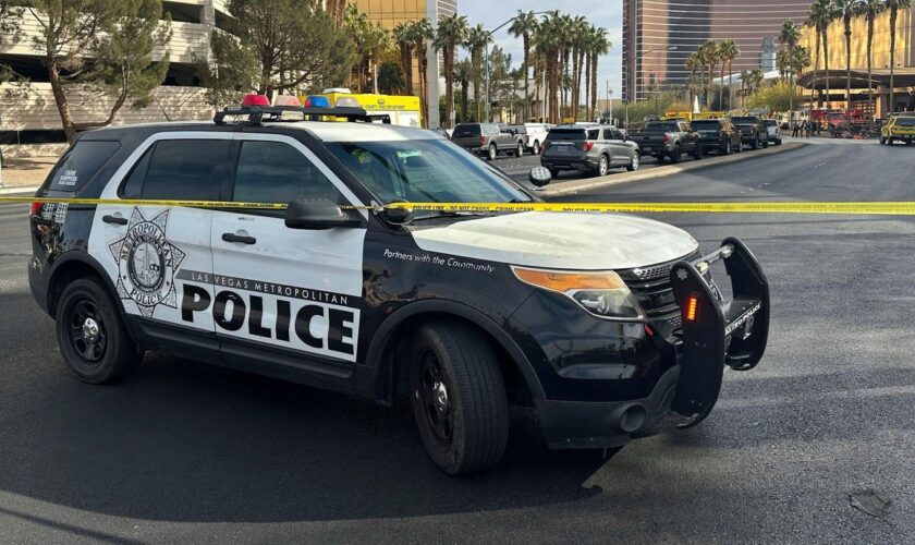 Ein Polizeiwagen sperrt in Las Vegas den Bereich vor einem Trump-Hotel ab