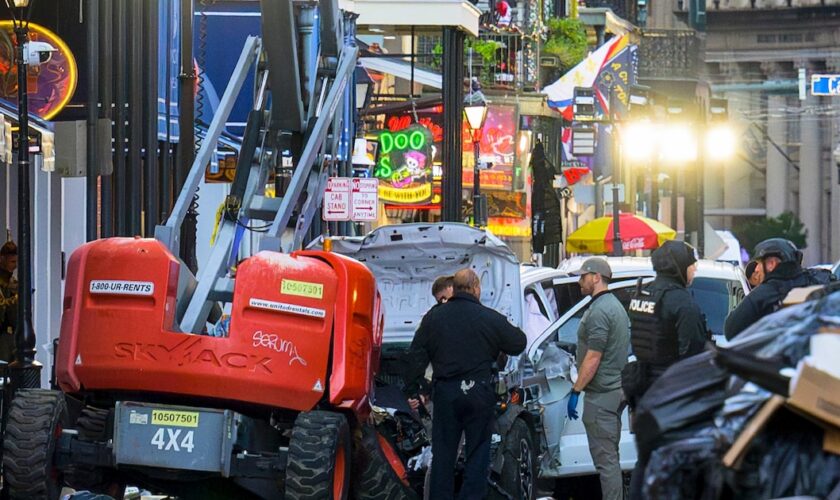 Des policiers entourent la camionnette blanche qui s'est écrasée sur un monte-charge après avoir foncé dans la foule lors du Nouvel An dans le quartier français de la Nouvelle-Orléans, en Louisiane, le 1er janvier 2025