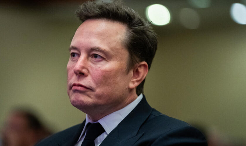 Elon Musk soutient un activiste d'extrême droite au Royaume-Uni et tacle Keir Starmer