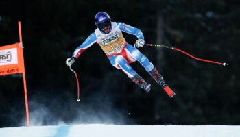 Ski-Star Cyprien Sarrazin gewann vergangene Saison beide Abfahrten in Kitzbühel. Foto: Gabriele Facciotti/AP/dpa