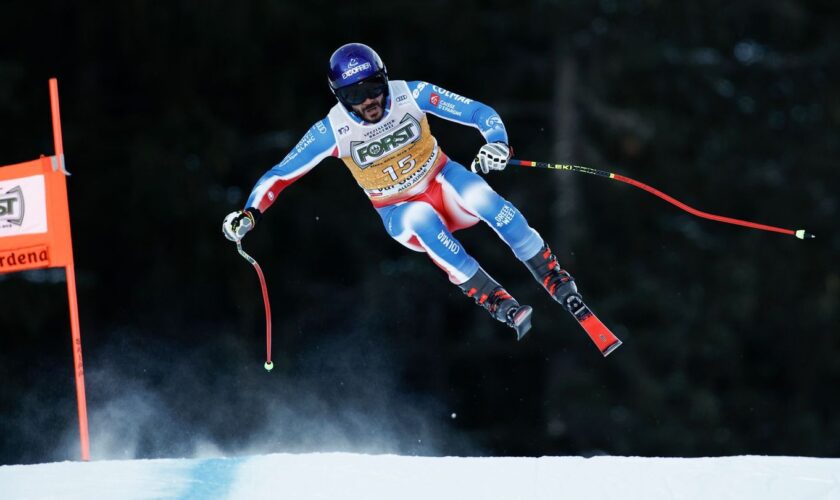 Ski-Star Cyprien Sarrazin gewann vergangene Saison beide Abfahrten in Kitzbühel. Foto: Gabriele Facciotti/AP/dpa