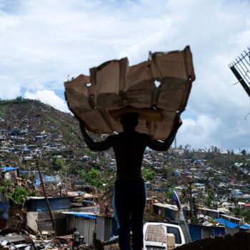 A Mayotte, les bidonvilles réapparaissent malgré la promesse de Bayrou « d’empêcher » leur reconstruction