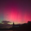 De rares aurores boréales observées en France, le ciel teinté de violet, rouge ou rosé