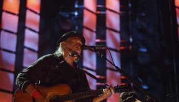 Neil Young annonce qu’il ne chantera pas à Glastonbury et s’en prend à la BBC