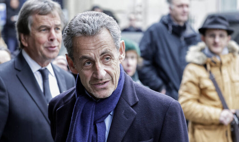 Comment Nicolas Sarkozy a-t-il pu se rendre aux Seychelles alors qu’il a été condamné à porter un bracelet électronique ?