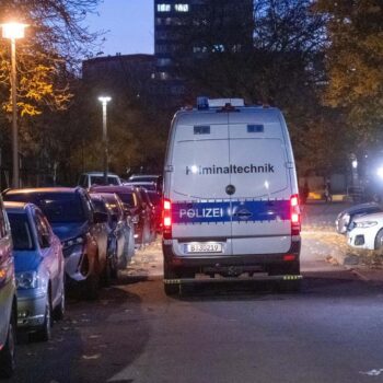 Explosion: Zwei Verletzte bei Detonation an Zaun von Polizeigebäude in Berlin