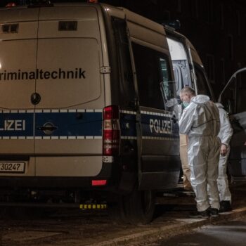 Berlin-Wittenau: Detonation an Zaun von Polizeigebäude – Beamte verletzt
