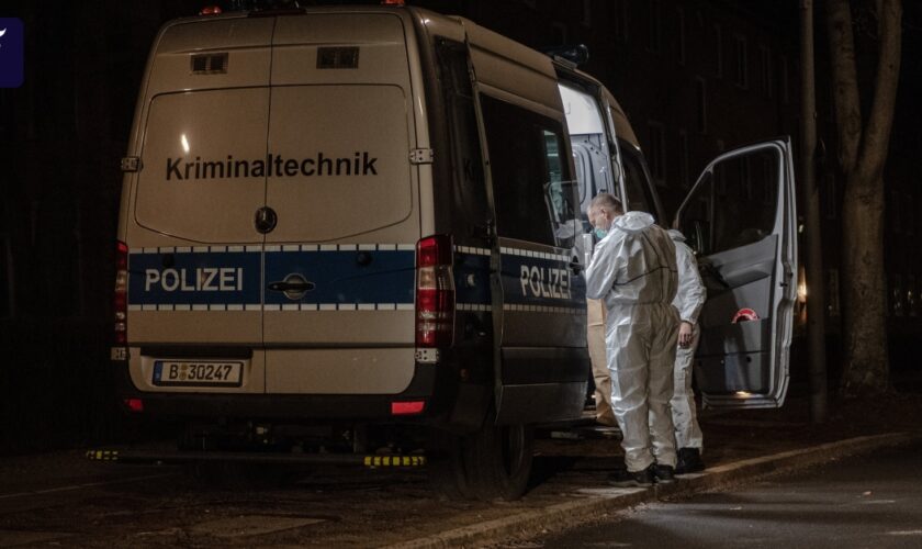 Berlin-Wittenau: Detonation an Zaun von Polizeigebäude - Beamte verletzt