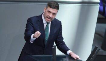 Konstantin Kuhle steht während einer Rede im Deutschen Bundestag hinter dem Pult