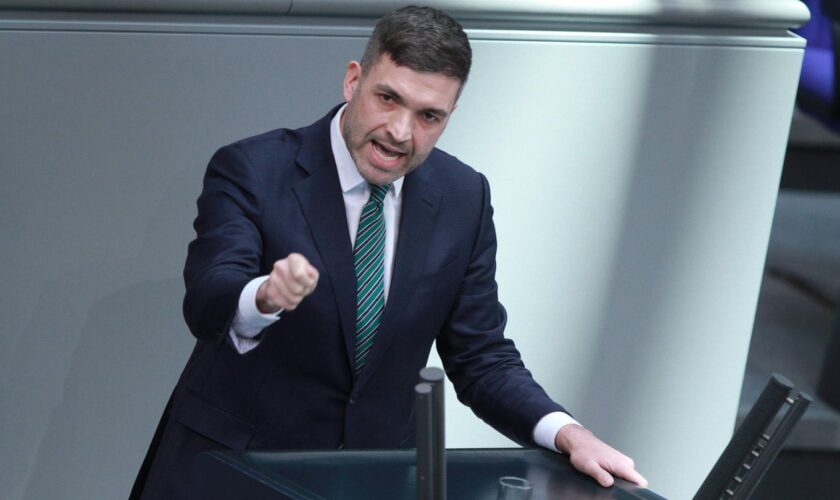 Konstantin Kuhle steht während einer Rede im Deutschen Bundestag hinter dem Pult