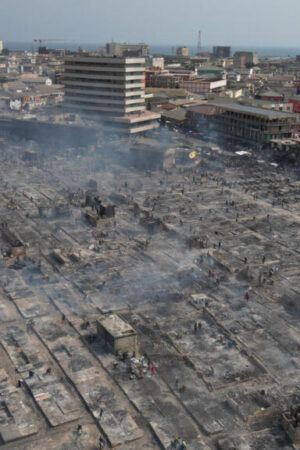 Ghana : un important incendie ravage le marché aux fripes de Kantamanto, à Accra