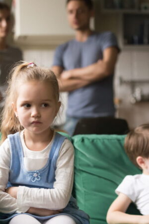 Tous les parents le font, c'est absolument à proscrire devant les enfants selon les experts