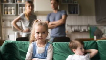 Tous les parents le font, c'est absolument à proscrire devant les enfants selon les experts