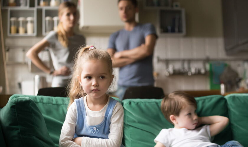 Tous les parents le font, c'est absolument à proscrire devant les enfants selon les experts