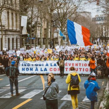 Cathos tradis, adeptes de l’agit-prop et proches de Bolloré : qui sont ces jeunes qui marchent contre l’IVG ce dimanche ?