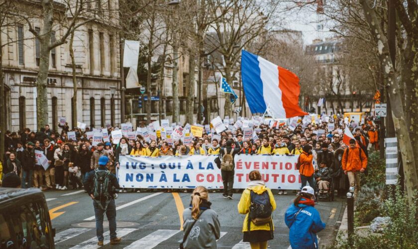 Cathos tradis, adeptes de l’agit-prop et proches de Bolloré : qui sont ces jeunes qui marchent contre l’IVG ce dimanche ?