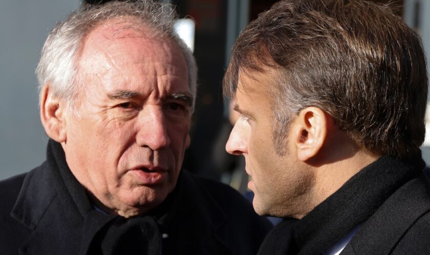 Le Premier ministre François Bayrou échange avec le président de la République Emmanuel Macron, le 7 janvier 2025 à Paris